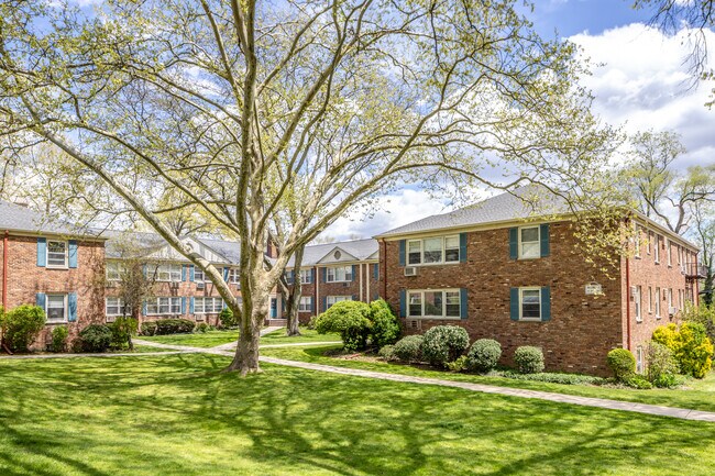 24 Hutton Ave in West Orange, NJ - Foto de edificio - Building Photo