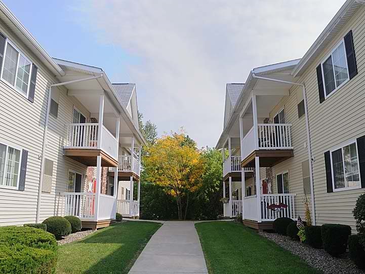 Woodcrest East in Lancaster, NY - Building Photo