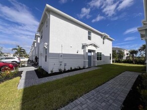 405 SE Crossoak Ln in Port St. Lucie, FL - Building Photo - Building Photo