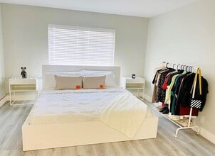 432 Lakeview Dr in Weston, FL - Building Photo - Building Photo