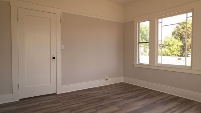 323 E 15th St in Oakland, CA - Foto de edificio - Building Photo