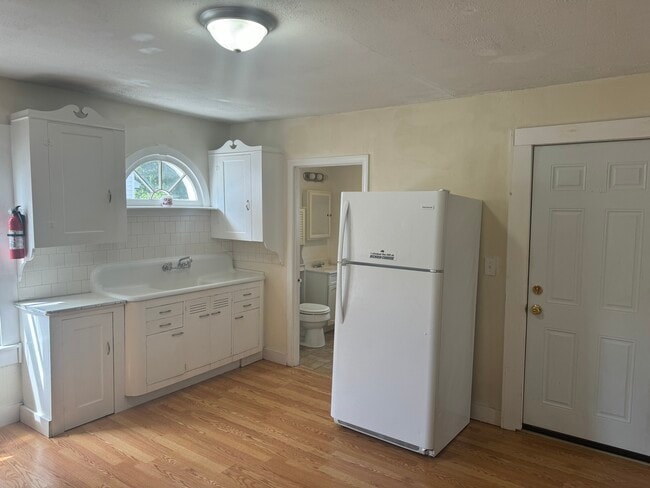 22 Pine St, Unit 1 in Dudley, MA - Building Photo - Building Photo