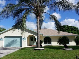 915 SW Cornelia Ave in Port St. Lucie, FL - Building Photo