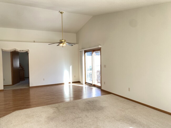 303 Crestwood Ln in Onalaska, WI - Foto de edificio - Building Photo