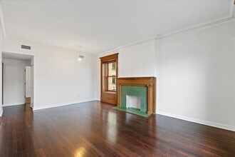 559 W Surf St in Chicago, IL - Building Photo - Building Photo