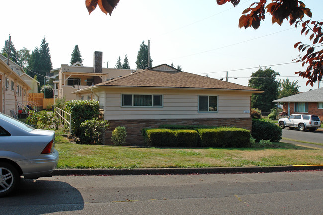 Hollyhurst Apartments in Portland, OR - Building Photo - Building Photo