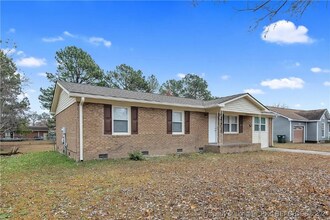 929 Hollydale Ln in Fayetteville, NC - Building Photo - Building Photo