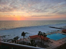 880 Mandalay Ave in Clearwater, FL - Building Photo