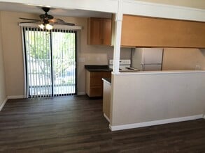 2524 Winchester Dr, Unit #4 in Lodi, CA - Foto de edificio - Building Photo