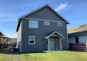 1631 Iron St in Bellingham, WA - Building Photo