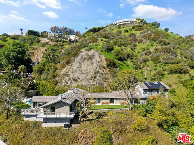 1255 N Bundy Dr in Los Angeles, CA - Building Photo - Building Photo