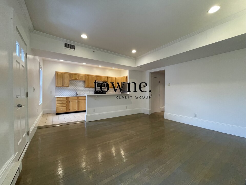 1402 Beacon St, Unit 3 in Brookline, MA - Building Photo