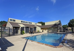 Hulen Gardens Apartments in Fort Worth, TX - Foto de edificio - Building Photo