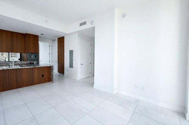 175 SE 25th Rd, Unit 1204 in Miami, FL - Foto de edificio - Building Photo