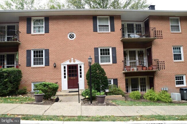 property at 3814 Lyndhurst Dr