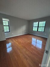 40 Crabapple Ln in Franklin Township, NJ - Foto de edificio - Building Photo