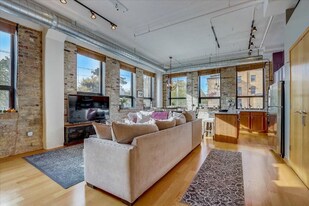 1701 NE Madison St in Minneapolis, MN - Building Photo