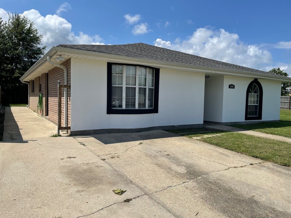 8520 Benjamin Dr in Chalmette, LA - Building Photo