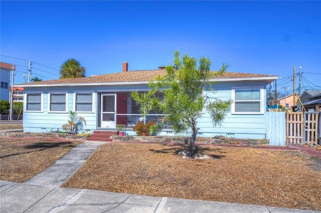 5737 Shore Blvd S in Gulfport, FL - Foto de edificio - Building Photo