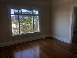 925 International Blvd in Oakland, CA - Foto de edificio - Building Photo