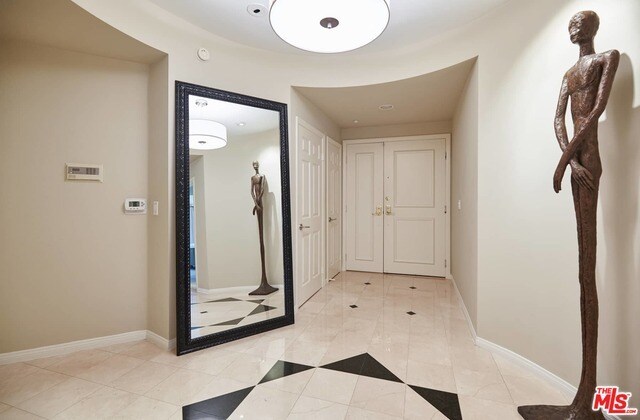 121 N Almont Dr-Unit -103 in Beverly Hills, CA - Building Photo - Building Photo