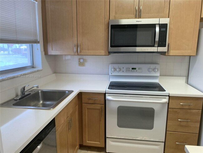 8435 Sunrise Lakes Blvd, Unit 104 in Sunrise, FL - Foto de edificio - Building Photo