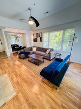 1021 Brighthurst Dr-Unit -302 in Raleigh, NC - Foto de edificio - Building Photo