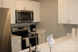 17919 Kings Point Dr in Cornelius, NC - Building Photo - Building Photo