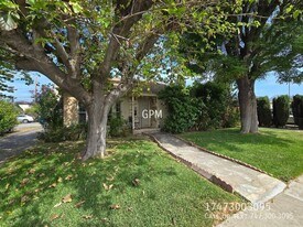 310 N Florence St in Burbank, CA - Building Photo