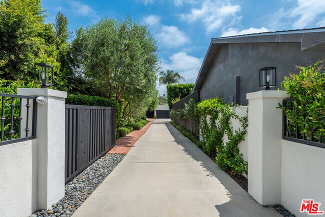 14226 Chandler Blvd in Los Angeles, CA - Building Photo - Building Photo