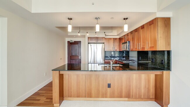 650 Bellevue Way NE in Bellevue, WA - Foto de edificio - Building Photo