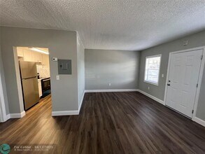 2605 NW 135th St in Miami, FL - Building Photo - Building Photo