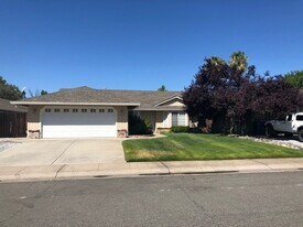 1974 Airstrip Rd in Redding, CA - Building Photo