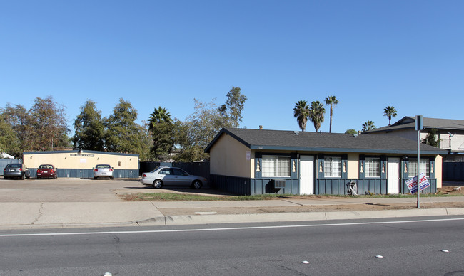 200-240 W Chase Ave in El Cajon, CA - Building Photo - Building Photo