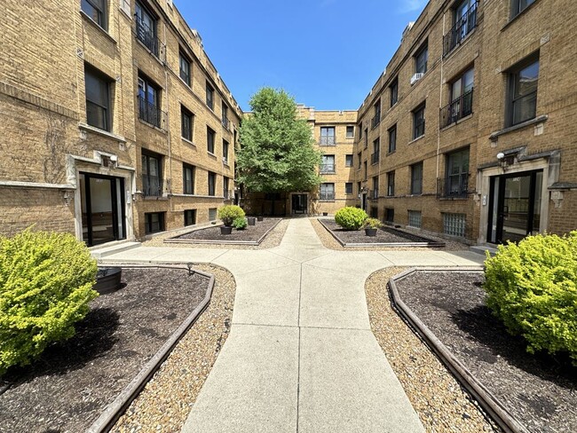 property at 732 W Roscoe St