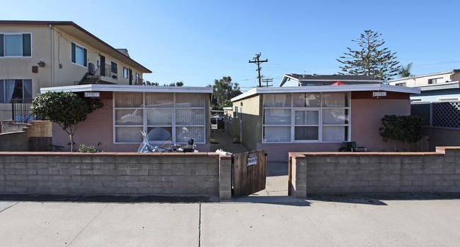 4437-4441 Montalvo St in San Diego, CA - Foto de edificio - Building Photo