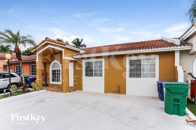 7681 NW 181st Terrace in Hialeah, FL - Foto de edificio - Building Photo