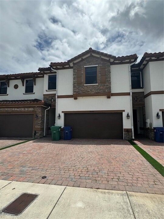 16550 SW 42nd Terrace in Miami, FL - Foto de edificio