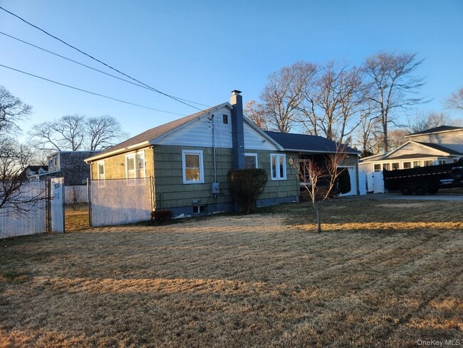 20 Bogota Rd in Mastic Beach, NY - Foto de edificio - Building Photo