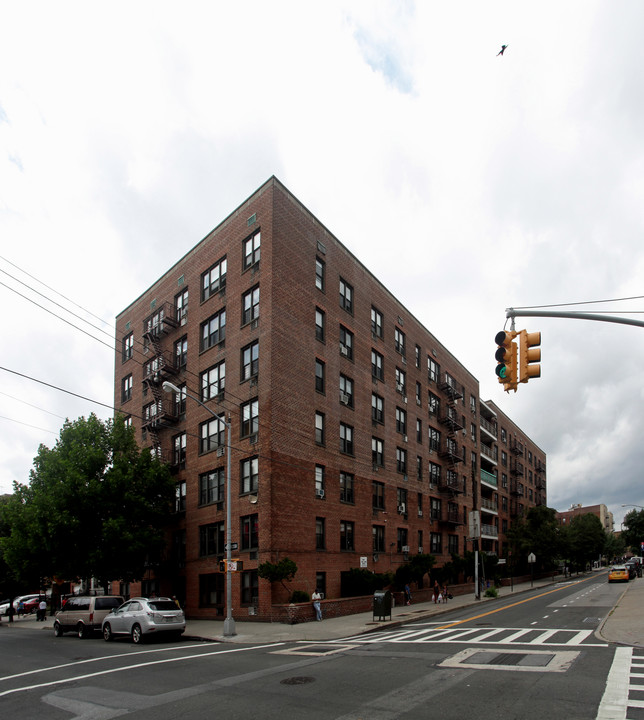 40-70 Hampton St in Elmhurst, NY - Building Photo