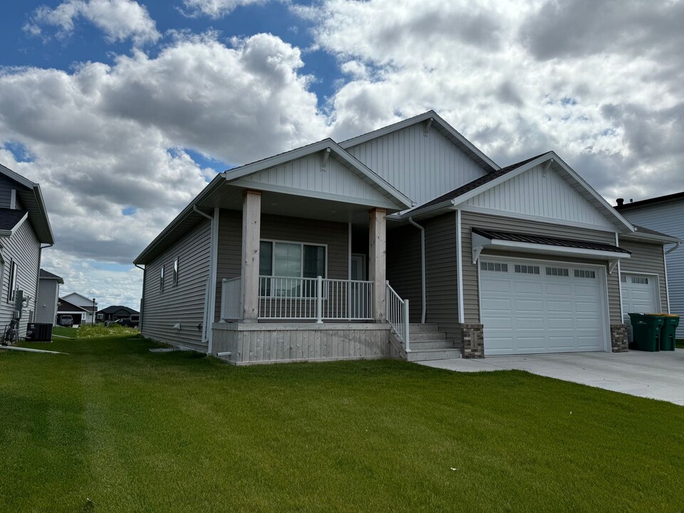 6009 Kodiak Ln in Horace, ND - Building Photo