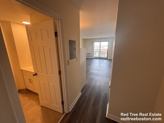 385 Massachusetts Ave, Unit 34 in Arlington, MA - Building Photo - Building Photo