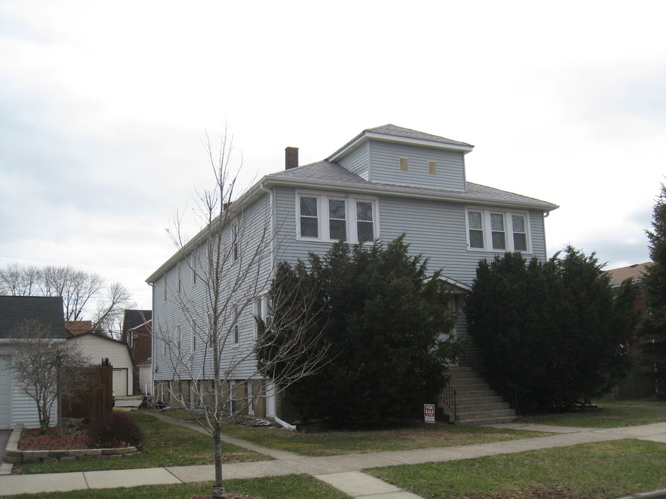 2041 Lake Ave in Whiting, IN - Building Photo