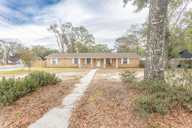 8090 Tippin Ave in Pensacola, FL - Building Photo - Building Photo