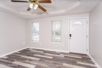 246 Beech Cliff Cir in Shepherdsville, KY - Foto de edificio - Building Photo