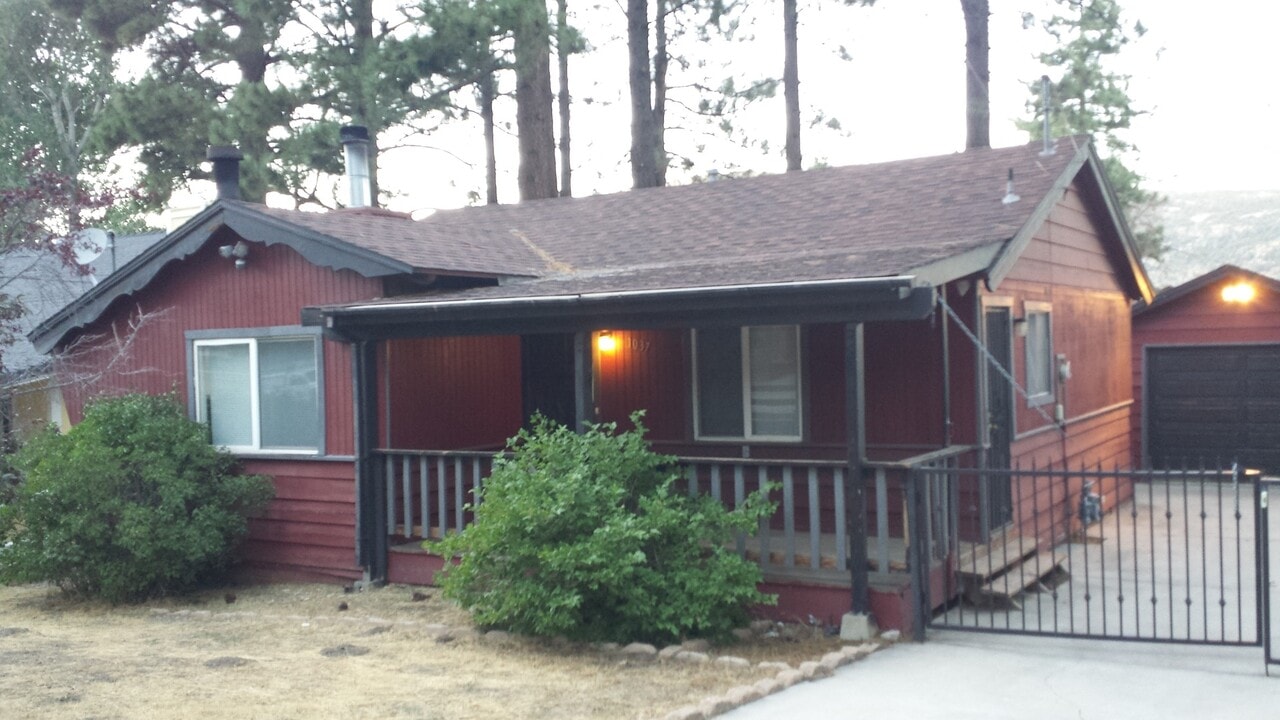 1037 E Country Club Blvd in Big Bear, CA - Building Photo