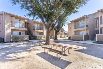 Meadow Park in Alvin, TX - Building Photo - Building Photo