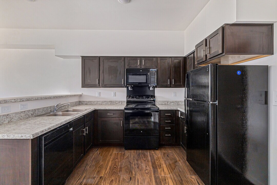 7850 East Jefferson in Detroit, MI - Building Photo