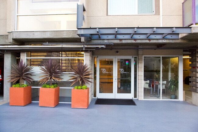 Cahuenga Place - 3400 Cahuenga Blvd West in Los Angeles, CA - Building Photo - Building Photo