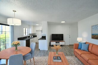 5921 Whitsett Ave, Unit 204 in Los Angeles, CA - Building Photo - Building Photo